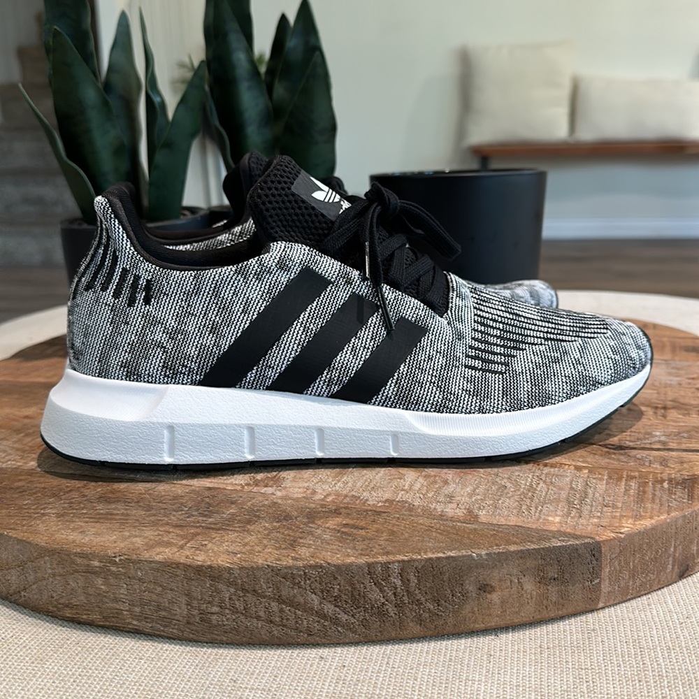 Adidas Swift Run Grey Black White Mens Size 9